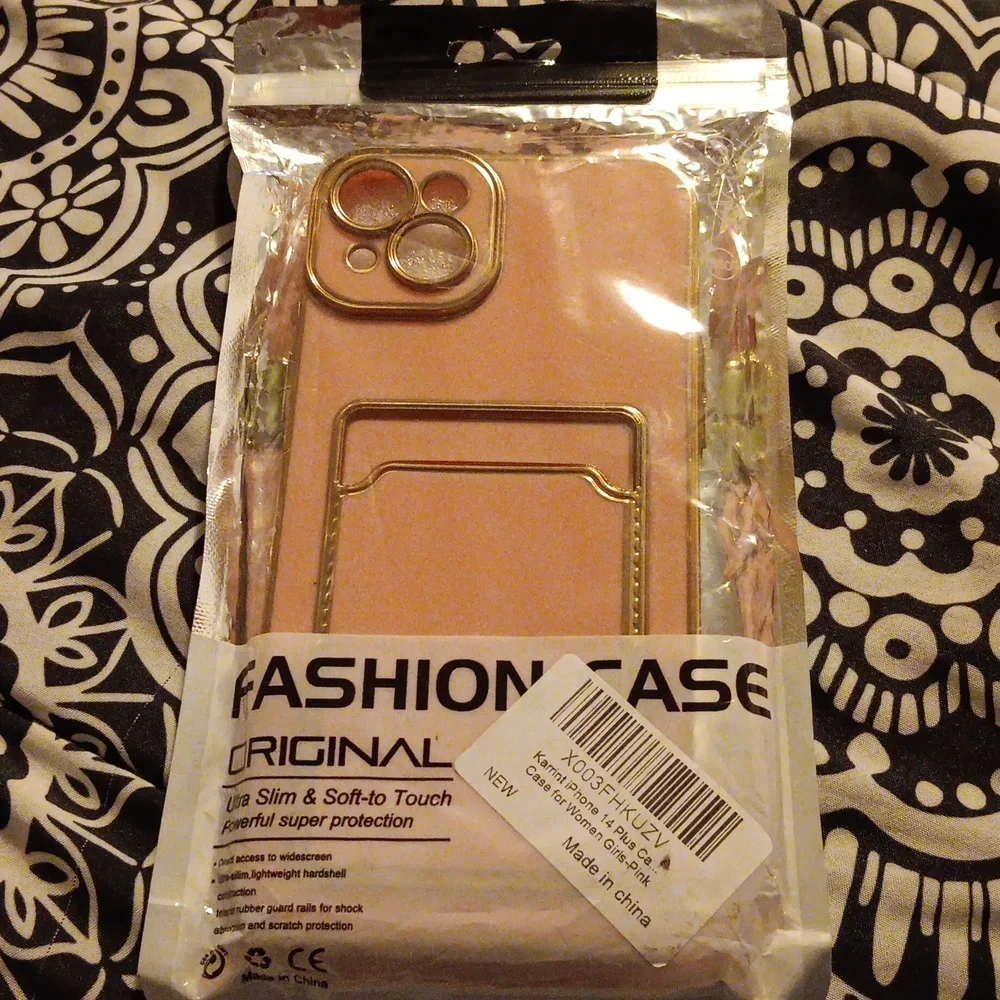 Iphone 14 Plus in pink & gold phone case